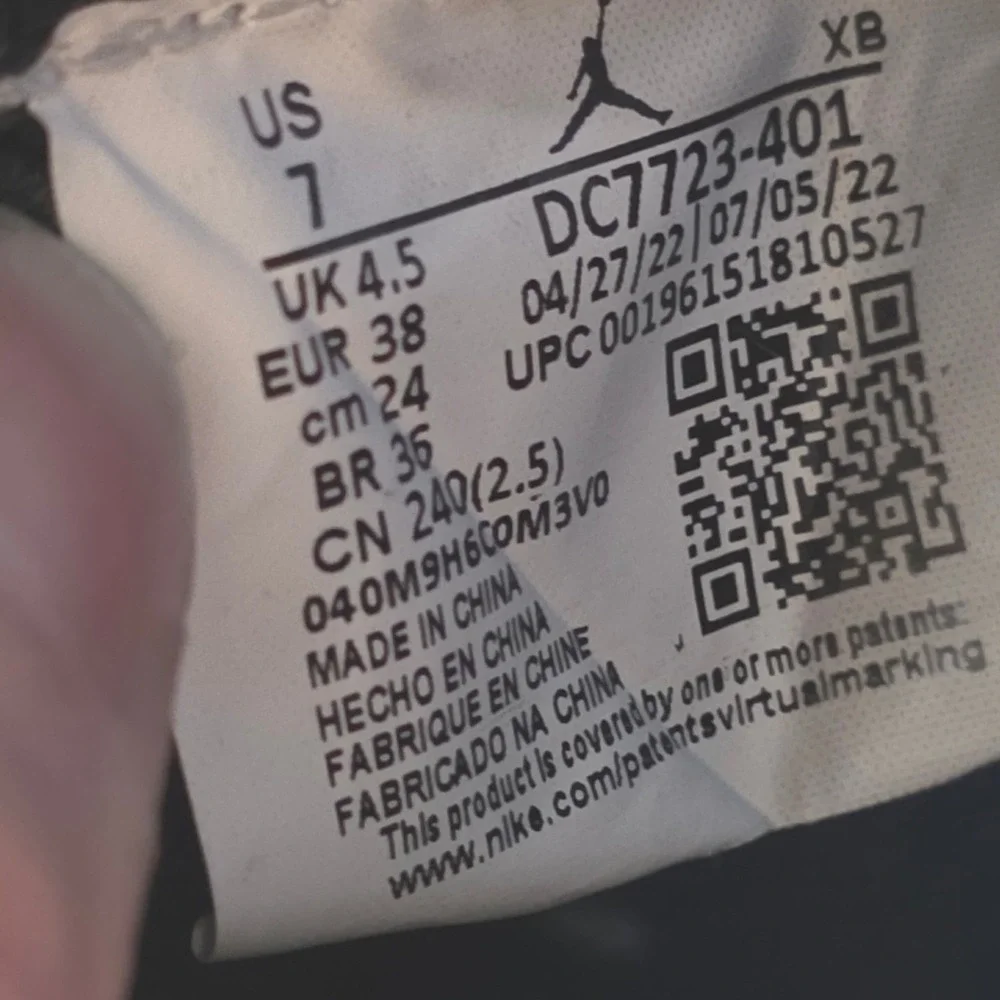 Nike features black